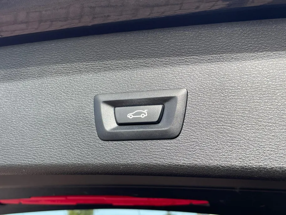 BMW X1 sDrive20i High Executive *Automaat*Navi*Camera*Schuif/kanteldak*Climate Control*Stoelverwarming*Lederen bekleding*LM. Velgen*Zeer nette auto!