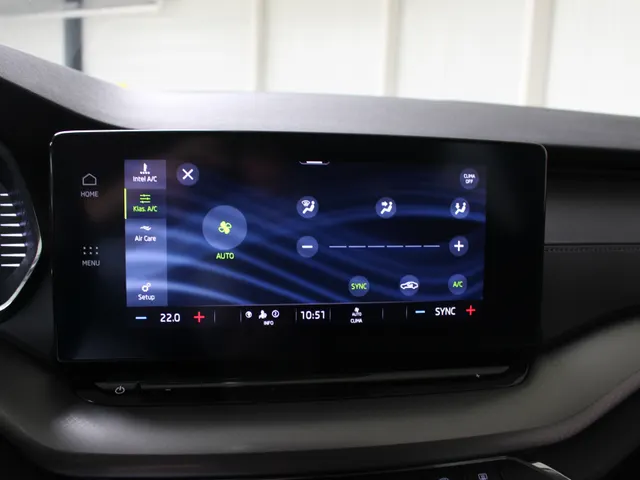 Škoda Octavia Combi 1.0 e-TSI Business Edition Navigatie | Parkeersensoren achter | Led verlichting | El. achterklep