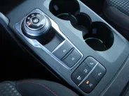 Ford Focus Wagon 1.0 EcoBoost ST Line Business | Stuur-/stoel-/voorruitverwarming | Camera | Clima | Draadloze telefoonlader | 17' LM | Navi |