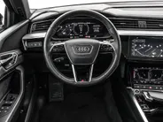 Audi e-tron 55 quattro S edition 95 kWh 408pk SOH 95,1 % · Panoramadak · Camera · Luchtvering · Elek. Stoelen + Geheugen · Afneembare Trekhaak · Matrix LED · Keyless ·
