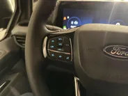 Ford Transit Custom 320 2.5 PHEV L2H1 Sport DC met o.a. uniek sport interieur, 19 inch lichtmetalen velgen, een trekhaak, een achteruitrijcamera en verwarmbare voorstoelen en stuurwiel
