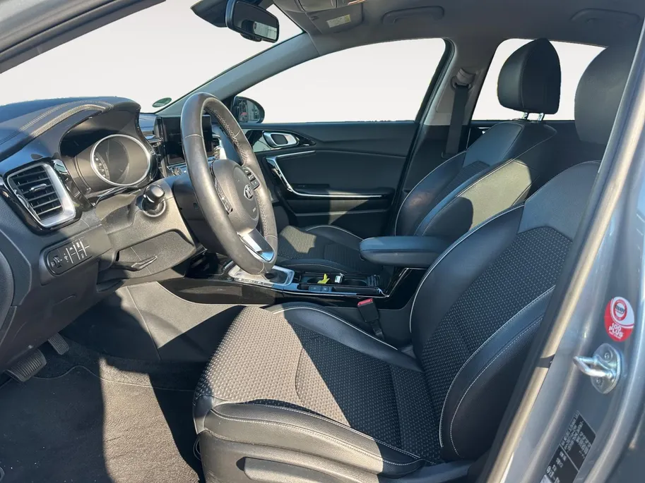 Kia XCeed 1.5 T-GDI MHEV DynamicPlusLine Automaat | 1e Eigenaar | Dealer Onderhouden | Camera | Stoel- & Stuurverwarming | Trekhaak | 2-Zone Climate Control | Navigatie | Fabrieksgarantie t/m 2-4-2028 +3x 1 jaar* | NAP