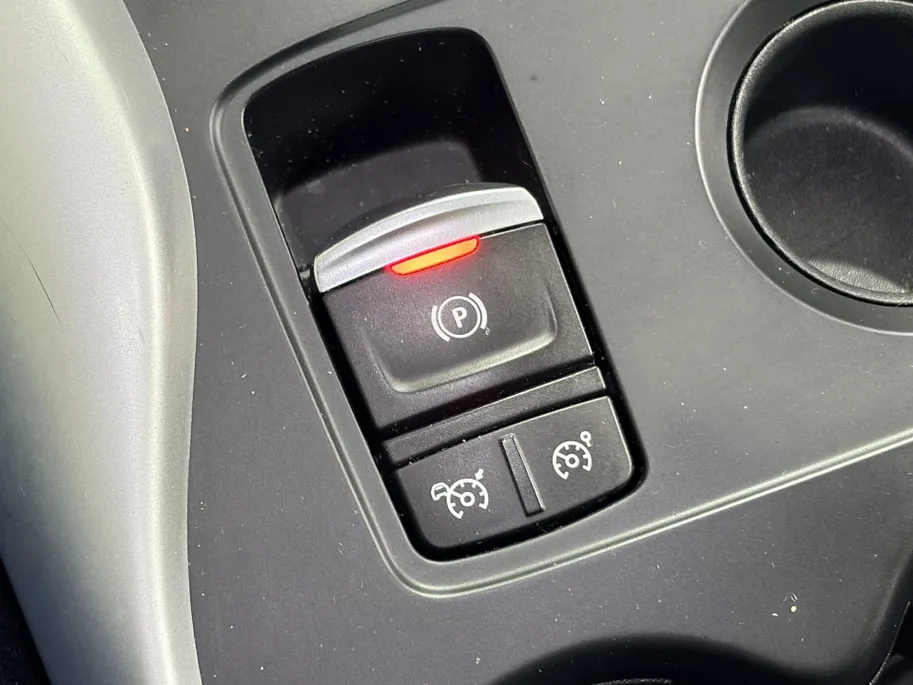 Renault Kadjar 140PK TCe Intens Automaat | Trekhaak (1500 KG) | Panoramadak | 19' Lichtmetalen Velgen | Stoelverwarming | Navi | Camera | Climate Control | Adaptieve Cruise Control | Leder |