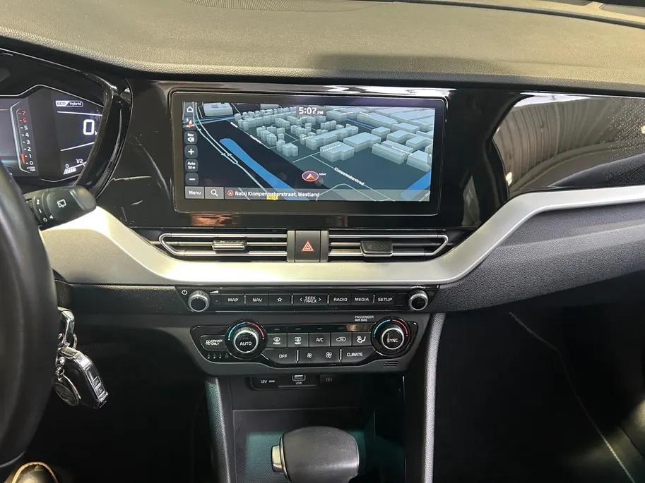 Kia Niro 1.6 GDi Hybrid Edition | Trekhaak Vaste Kogel+ 13-Polige stekker | Schuifkanteldak | Apple Carplay / Android Auto | Navigatiesysteem | Licht + Regensensor | Parkeersensoren + Camera Achter | 16' Lichtmetalen Velgen | Cruise Control Adaptief | Rijstrooksen