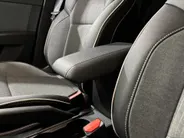 Renault Clio 145PK E-Tech Full Hybrid Techno Automaat | Digital Cockpit | 9,3' Navi | Climate Control | Apple CarPlay/Android Auto | Camera | Cruise Control | Armsteun | Lichtmetalen Velgen Hoogglans Zwart |