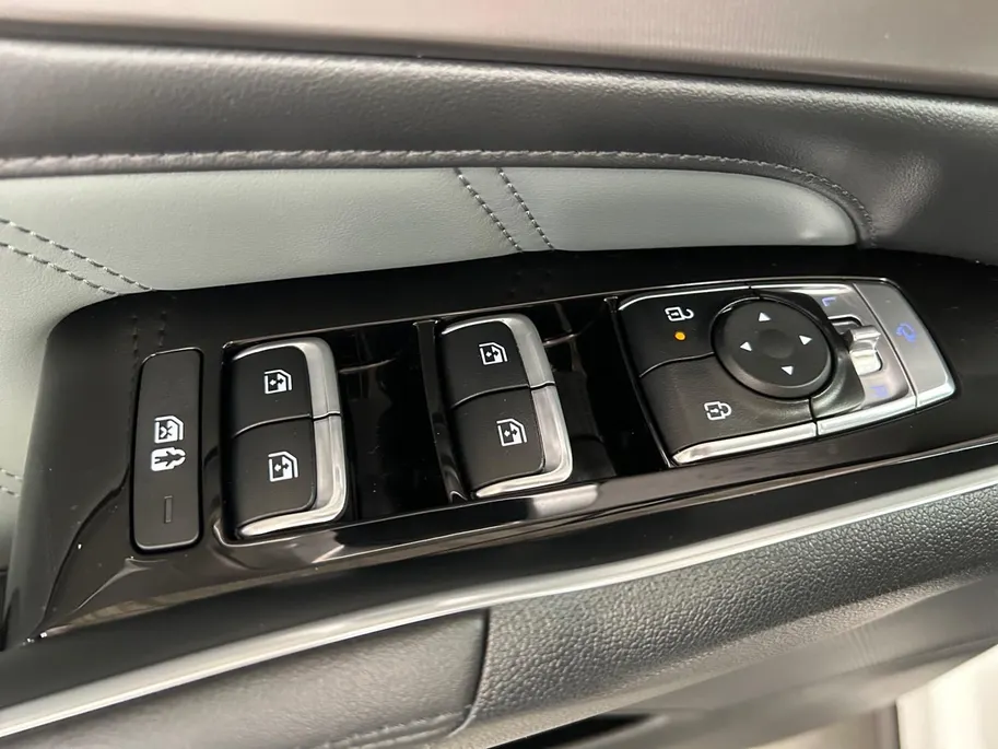 Kia Sorento 1.6 T-GDi Plug-in Hybrid 4WD DynamicPlusLine 7p | Apple Carplay / Android Auto | Navigatiesysteem | Licht + Regensensor | Stoel + Stuurverwarming | Elektrisch Verstelbare Bestuurdersstoel | Elektrisch Bedienbaar Schuif / Kanteldak | Elektrisch bedienbare 