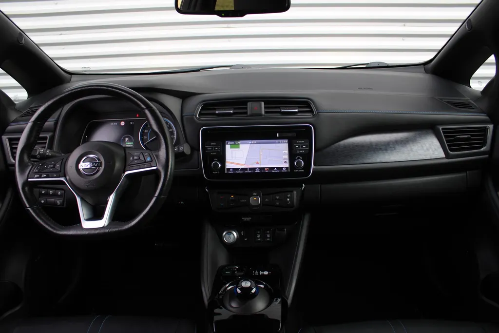 Nissan Leaf Tekna 40 kWh | Trekhaak | Stuur-/stoelverwarming | 360 Camera | LED | Dodehoek detectie | Cruise adapt. | 17' LM | Half leer/stof | Navi |