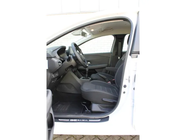 Dacia Sandero 1.0 TCe 100 PK ECO-G Expression | Trekhaak | Parkeersensoren achter | Apple car Play | Lage km stand |