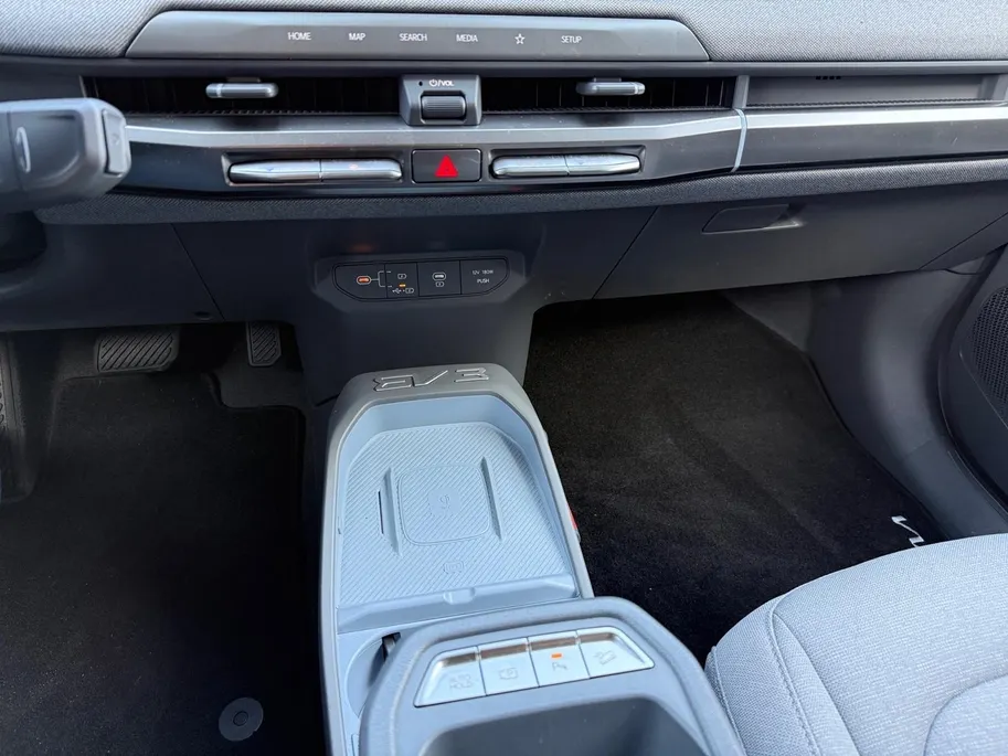 Kia EV3 Black Edition 58.3 kWh | NAVI | CAMERA | 19 INCH LMV | CLIMATE & CRUISE CONTROLE | STUUR & STOELVERWARMING | ETC..