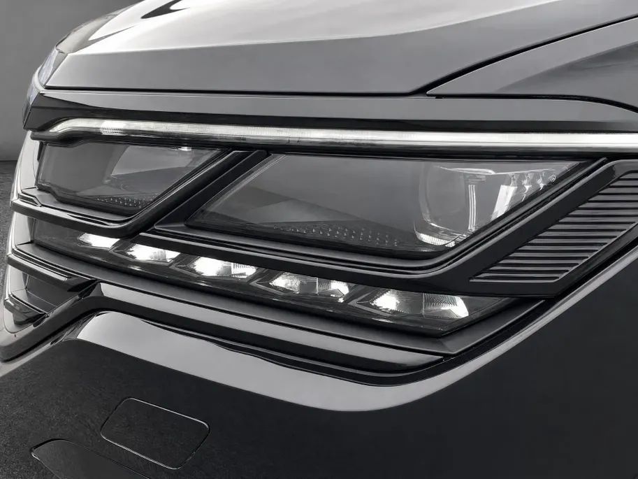 Volkswagen Touareg 3.0TSI 340kW/462PK R-line · Panoramadak · Trekhaak · Leder · Luchtvering