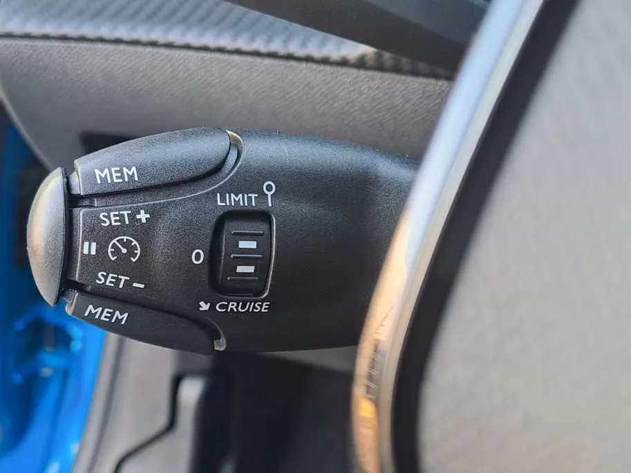 Peugeot e-208 EV Active Pack 50 kWh | Cruise control | Navigatiesysteem | Keyless start | DAB | LM Velgen | 100% Elektrisch | SOH 95,6 %