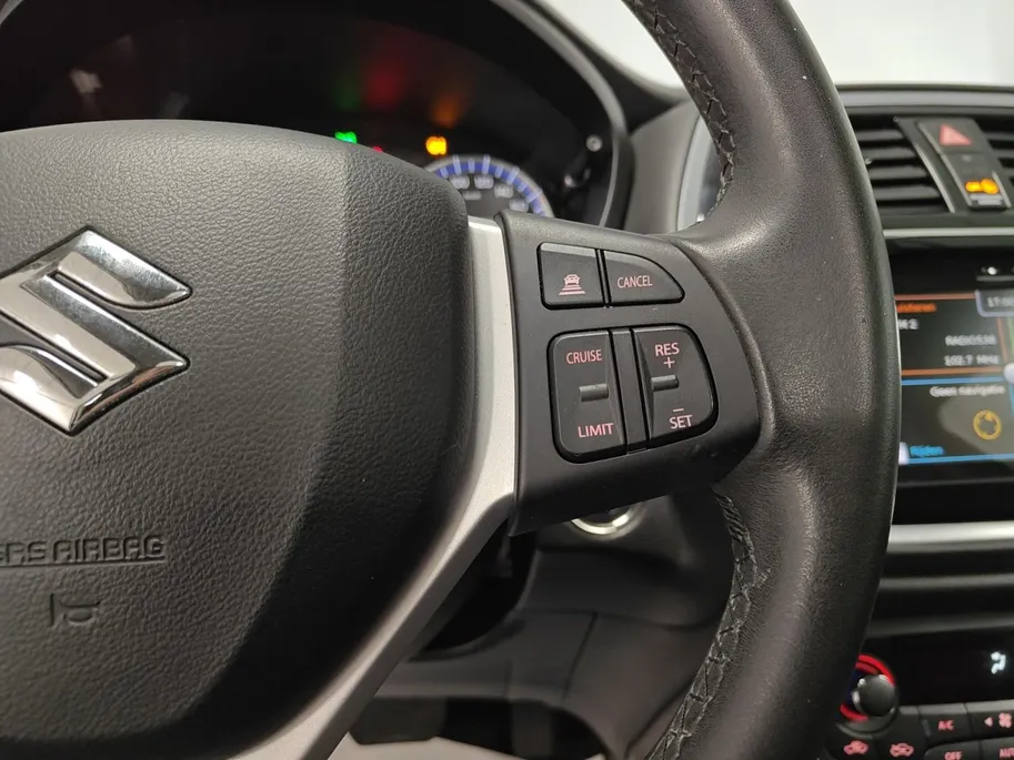 Suzuki S-Cross 1.4 Boosterjet Stijl AUTOMAAT NAVI AIRCO CAMERA ADAPTIEVE CRUISE CONTROLE APPLE CARPLAY ANDROID AUTO SCHUIFKANTELDAK LEER ZEER MOOIE AUTO DEALER ONDERHOUDEN