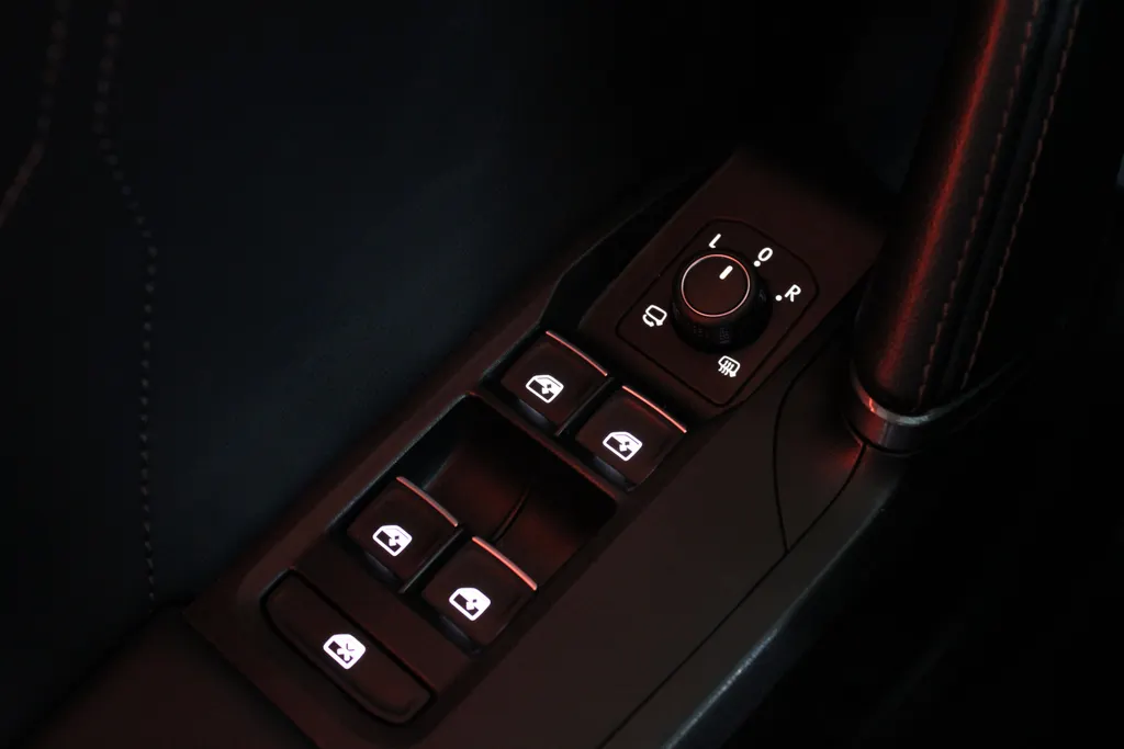 CUPRA Formentor 1.4 e-Hybrid VZ Performance / Pano. / Elekt. trekhaak / Stoel + Stuur verwarming / Elekt. achterklep / Camera /
