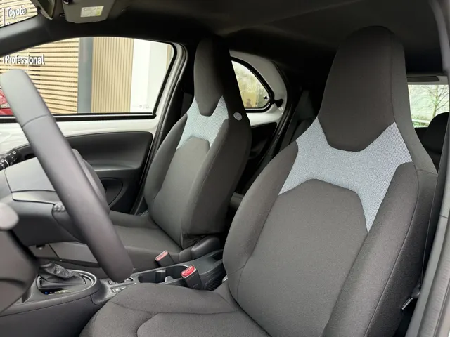 Toyota Aygo X Hybrid 115 play | LM Velgen | Stoelverwarming