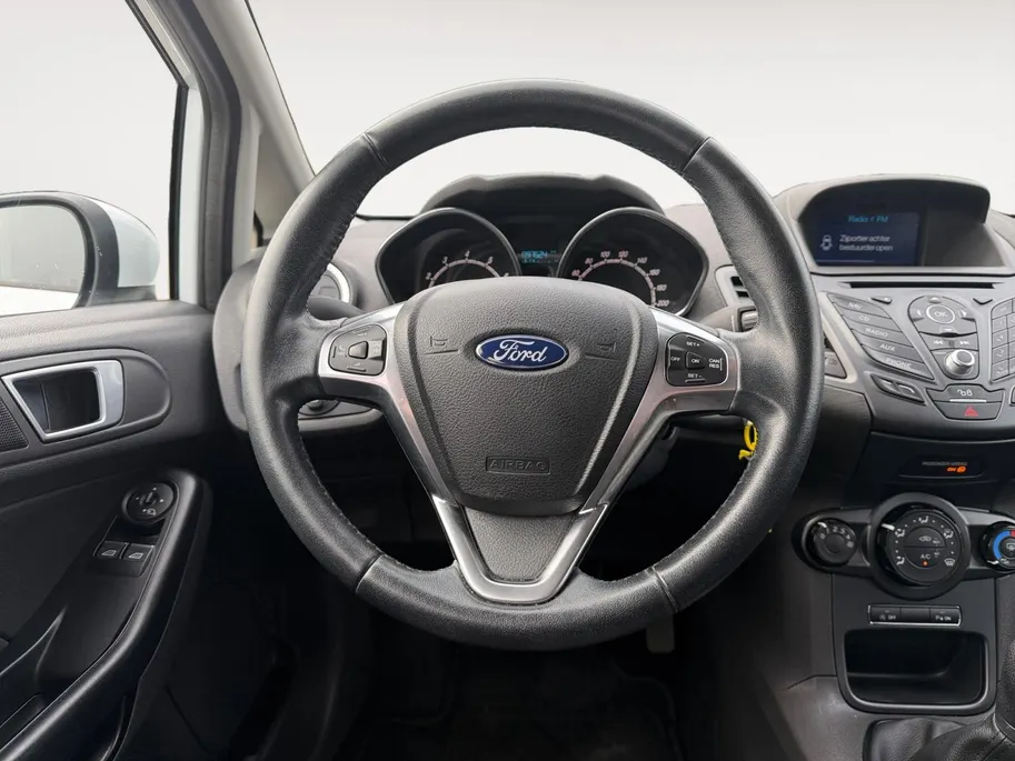 Ford Fiesta 1.0 Style Ultimate | Dealer onderhouden | NL auto | Navigatie | Parkeersensoren voor en achter | Achteruitrijcamera | 15' lichtmetalen velgen | Airco | Cruise control | Bluetooth | Privacy glas | Bovag garantie |