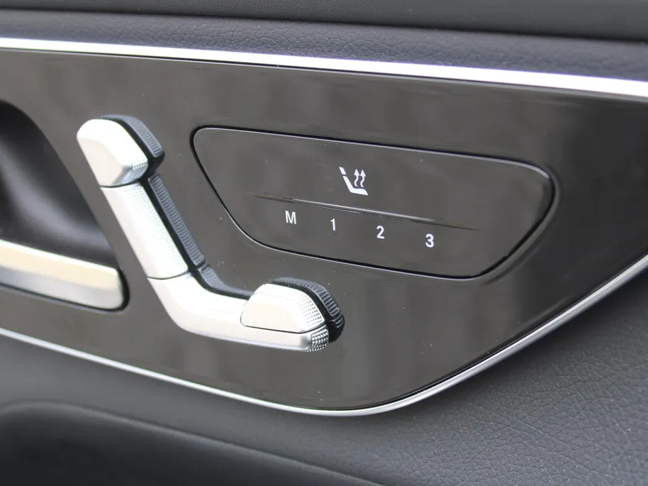 Mercedes-Benz GLC 300e 4MATIC AMG Line | 360 Camera | Schuifdak | Cruise adapt. | 20' LM | HUD | Treeplanken | Dodehoek detectie | Stoelverwarming + geheugen | BTW auto |