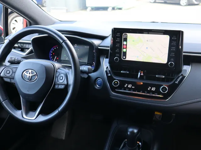 Toyota Corolla Touring Sports 1.8 Hybrid Dynamic Trekhaak | All Seasons | Carplay | Stoelverwarming