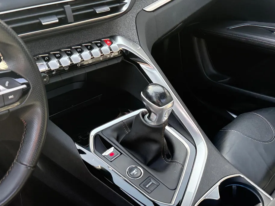 Peugeot 3008 1.2 PureTech GT Line | Trekhaak afneembaar | Navigatie | Stoelverwarming | 360 graden | Cruise Control | Android Auto/Apple Carplay | 12 maanden garantie!