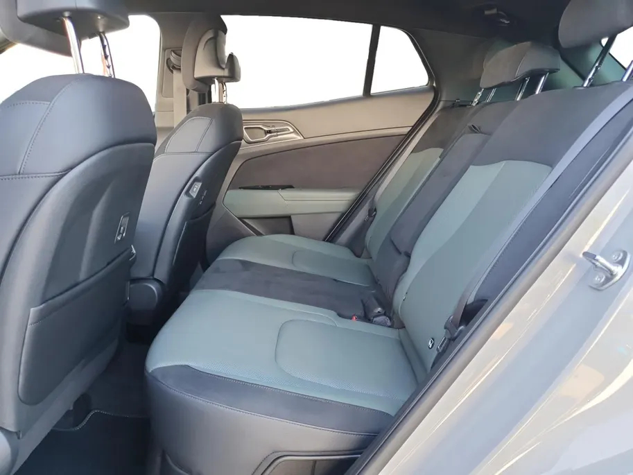 Kia Sportage 1.6T Hybrid Dark Edition | Trekhaak | Lederen bekleding | Stoel en stuurverwarming | Elektrisch verstelbare voorstoelen | Navigatie | Camera |