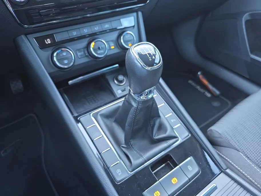 Škoda Superb Combi 1.4 TSI ACT Ambition Business | Trekhaak | Achteruitrijcamera | Navigatie | Cruise/Climate control | 12 maanden garantie!|