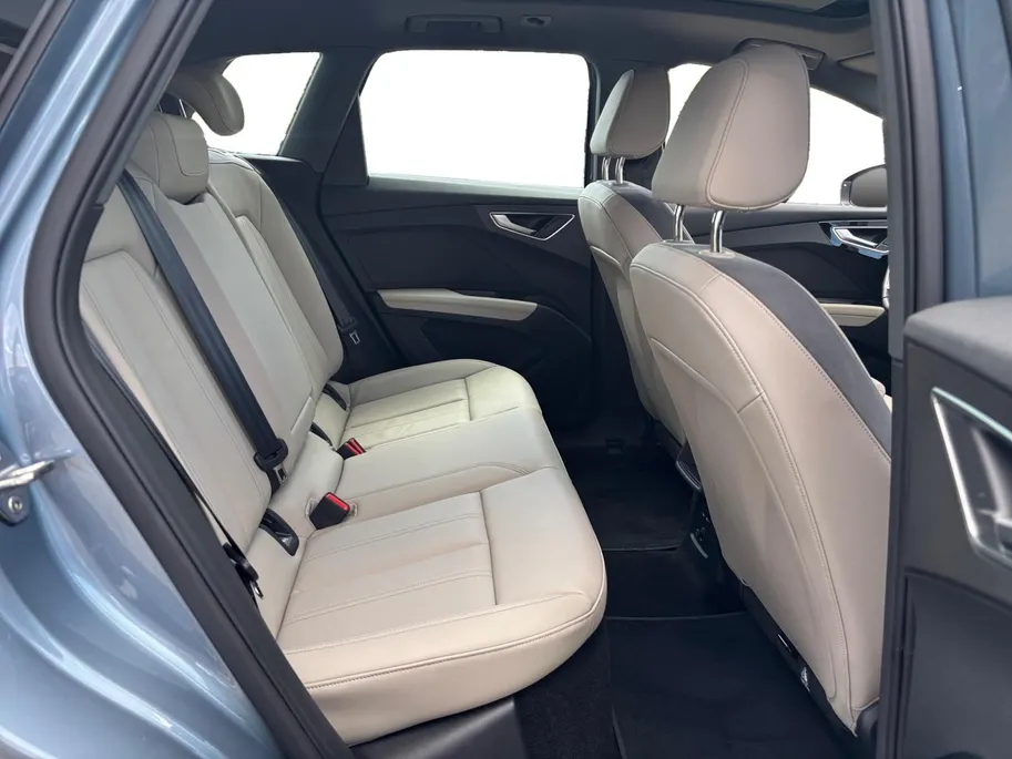 Audi Q4 e-tron 45 quattro Edition 82 kWh |Buitenspiegel(s) automatisch dimmend |Apple Carplay/Android Auto|Cruise control adaptief| Panoramadak|Geluidsimulator|Assistentie Pakket Plus| SOH 100% |