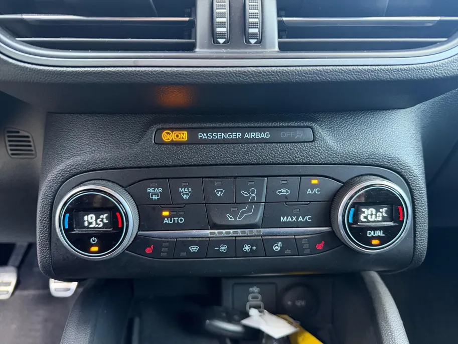 Ford Focus Wagon 1.0 EcoBoost Hybrid ST Line Style | Dealer onderhouden | NL auto | Winter pack | Trekhaak | Navigatie | Apple carplay & Android auto | Parkeersensoren voor en achter | Achteruitrijcamera | Cruise control | Draadloos opladen mobiel | Privacy glas | B