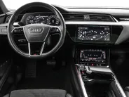 Audi e-tron 55 300kW/408PK S Line 95Kwh · SOH 94,6% · Panoramadak · Leder/Alcantara · 360°Camera + Parkeersensoren · Stoelverwarming ·