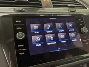 Volkswagen Tiguan 1.4 TSI 245pk DSG eHybrid R-Line Business · Apple/Android Car Play · Wegklapbare Trekhaak · Alarm · Dodehoek Detectie · Stoel-& Stuurverwarming · 19'' Inch ·