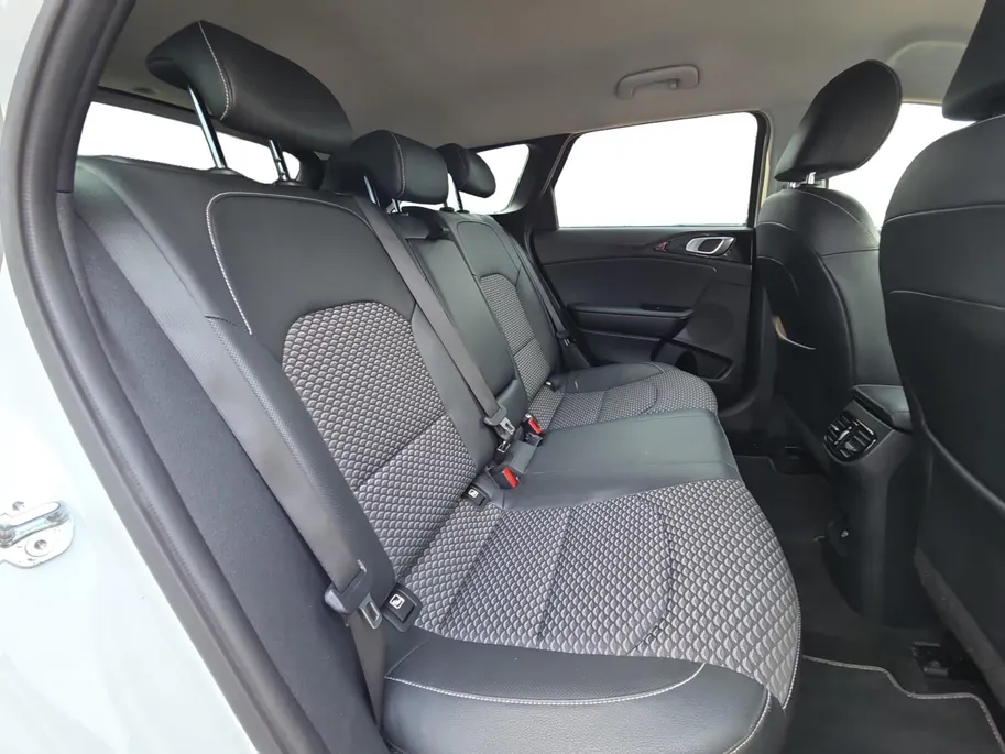 Kia Ceed Sportswagon 1.6i PHEV DynamicPlusLine Navi | Camera | Stoel + Stuurverwarming | Elektr. Achterklep | LED | Apple Carplay & Android Auto | Metallic lak | NAP