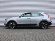 Kia Niro EV Light Edition 64.8 kWh | Airco | Cruise | Navi | Camera | PDC | 17' LM | All season banden | 17% bijtelling |