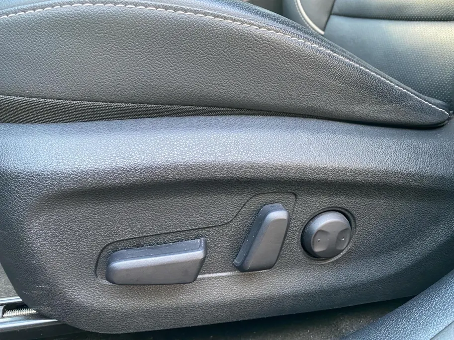 Kia e-Niro ExecutiveLine 64 kWh | Climate control | Leder | Stoel + stuurverwarming en ventilatie | Schuif/kanteldak | Navigatie | 17 inch LM-velgen | Keyless | SOH 97% |