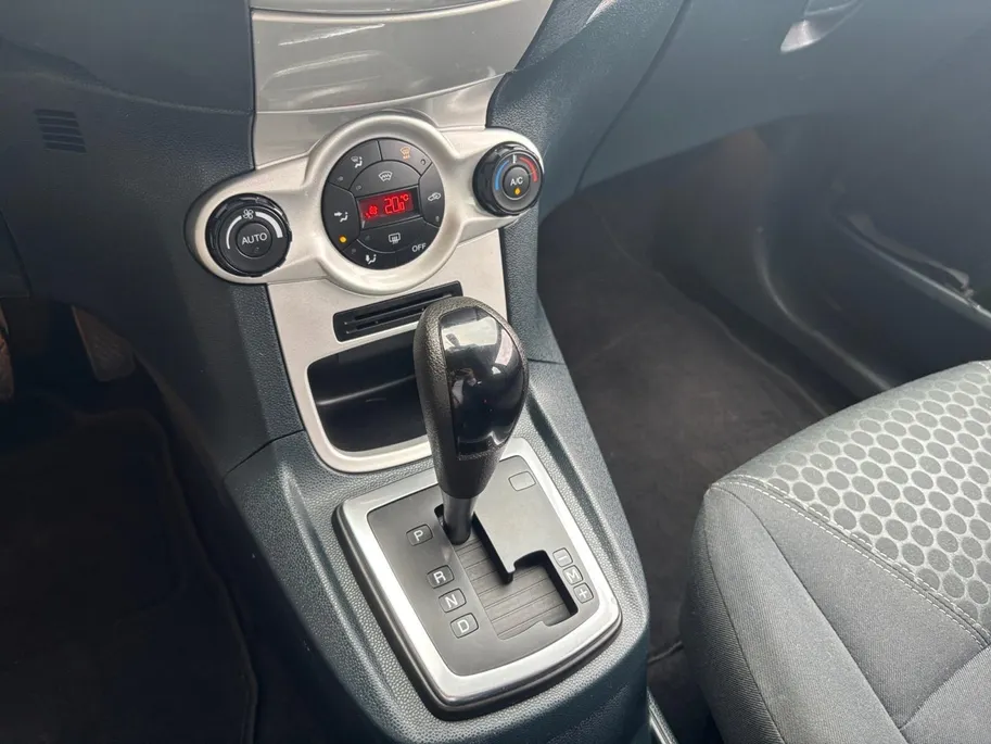 Ford Fiesta 1.4 Titanium | Voorruitverwarming | PDC | Airco | 12 maanden BOVAG garantie