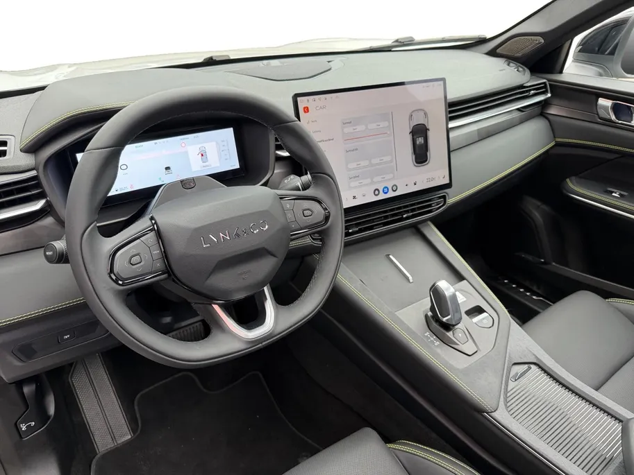 Lynk & Co 01 1.5 More |Schuif-kanteldak| Navigatie| 360 graden camera |Stoel/stuurverwarming| Lederen bekleding|