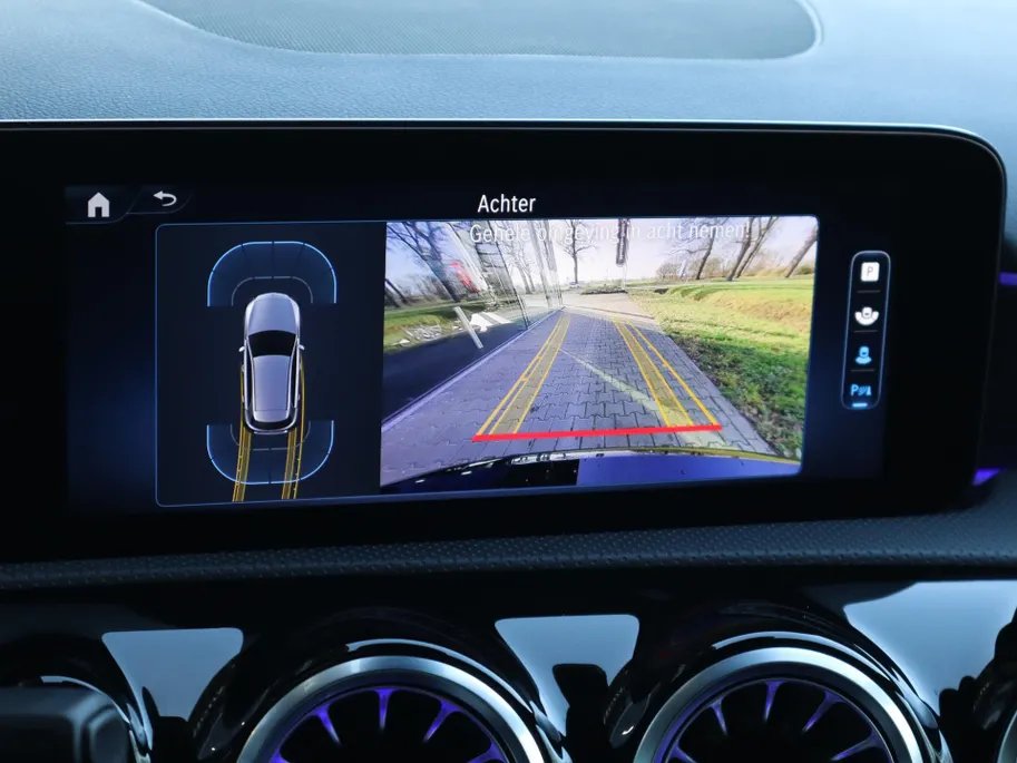 Mercedes-Benz A-Klasse 250 e Star Edition AMG Line | Panoramadak | Multispaak | LED | Burmester | Camera | LED | Automaat