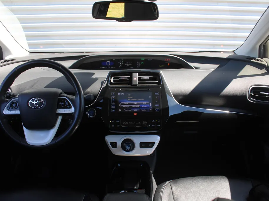Toyota Prius 1.8 Executive | Trekhaak | Stoelverwarming | Camera | Leer | Dodehoek detectie | JBL audio | HUD | 17” LM | Navi | LED | Cruise adapt. | Incl. winterset |