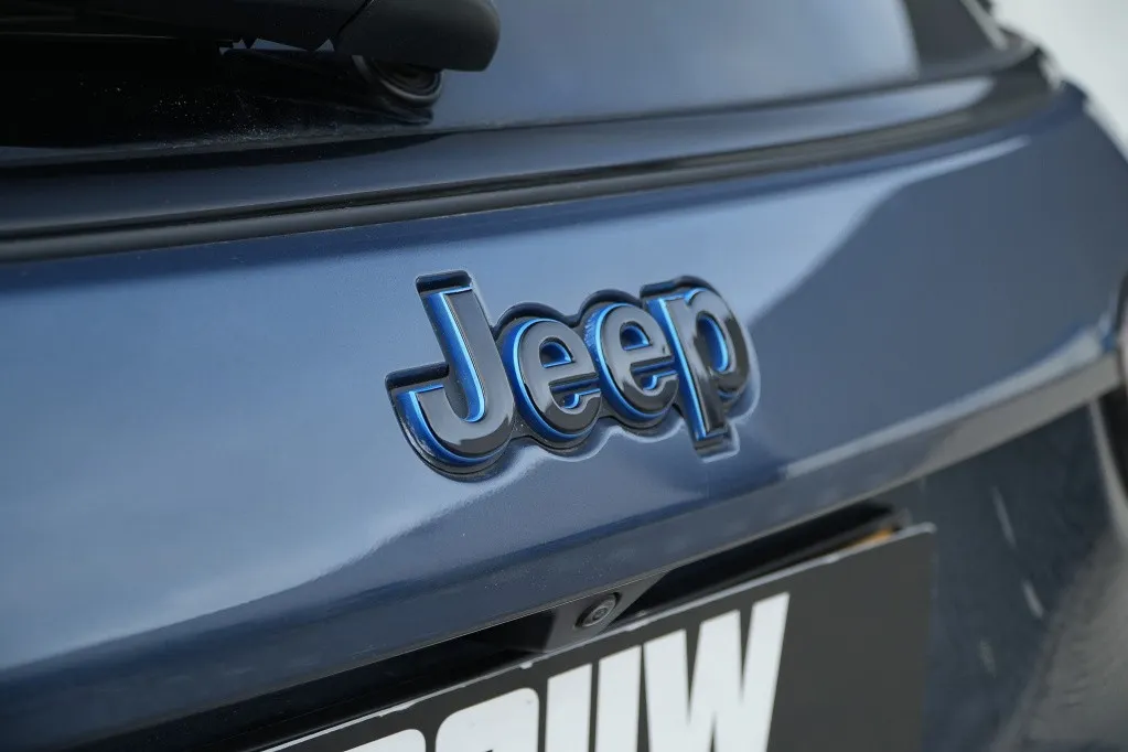 Jeep Compass 4xe 240 PK Hybrid S | Leder | Pano | Safety | Winter | 19'
