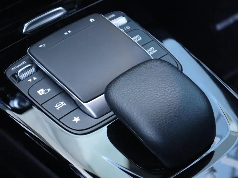 Mercedes-Benz A-Klasse 180 Business Solution AMG l Nightpakket l Achteruitrij camera l AMG Line l Ambiente lichtpakket
