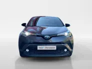 Toyota C-HR 1.8 Hybrid Bi-Tone | Side Bars| Leer| Lichtmetalen velgen| Stoel verwarming| 4 seizoenbanden| Afneembare trekhaak| JBL speakers| BI-Tone uitvoering| Navigatie| Metalliclak