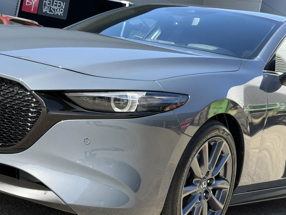 Mazda 3 2.0 e-SkyActiv-G M Hybrid 122 Comfort met Bose | Apple Carplay / Android Auto | Navigatiesysteem | Licht + Regensensor | Elektrisch Verstelbare Bestuurderstoel  | Stoel + Stuurverwarming | Parkeersensoren Voor + Achter | Camera Achter | 18'Lichtmetalen ve