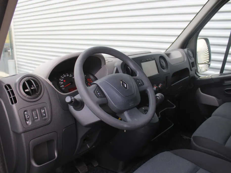 Renault Master T33 2.3 dCi L2H2 Stop & Start | Automaat | Trekhaak | Camera | Airco | Navi | Cruise | 16' LM | PDC | Licht-/regensensor | Volledig betimmerd |