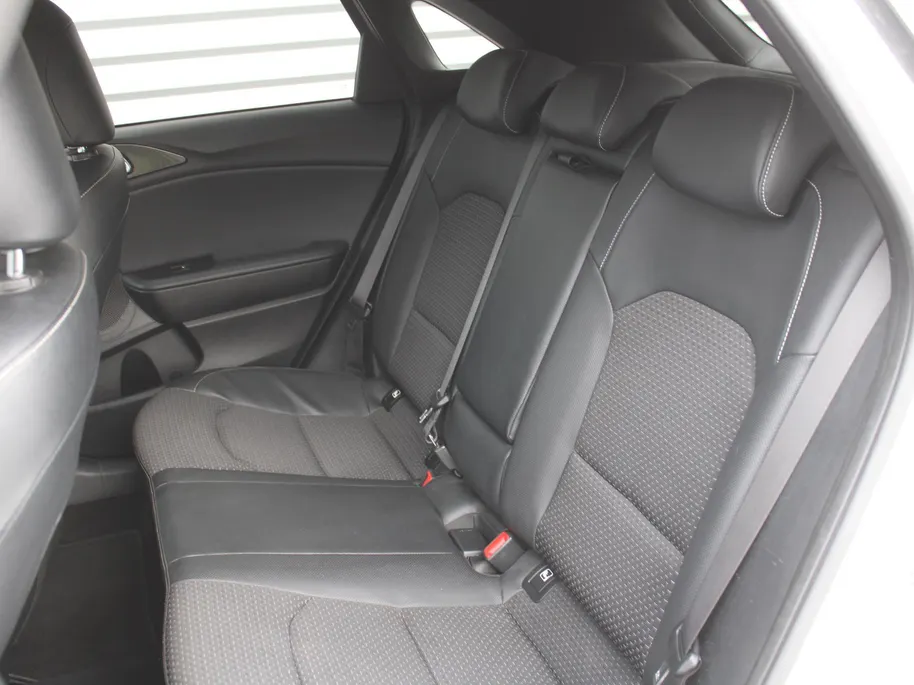 Kia Ceed 1.4 T-GDi DynamicPlusLine | Trekhaak | Stuur-/stoelverwarming | Camera | 17' LM | Navi | Clima | Half leer/stof |