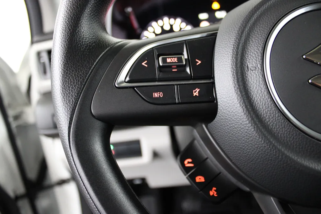 Suzuki Swift 1.2 Comfort Smart Hybrid / Navigatie / Keyless / Camera / 17'' LMV / All season banden /