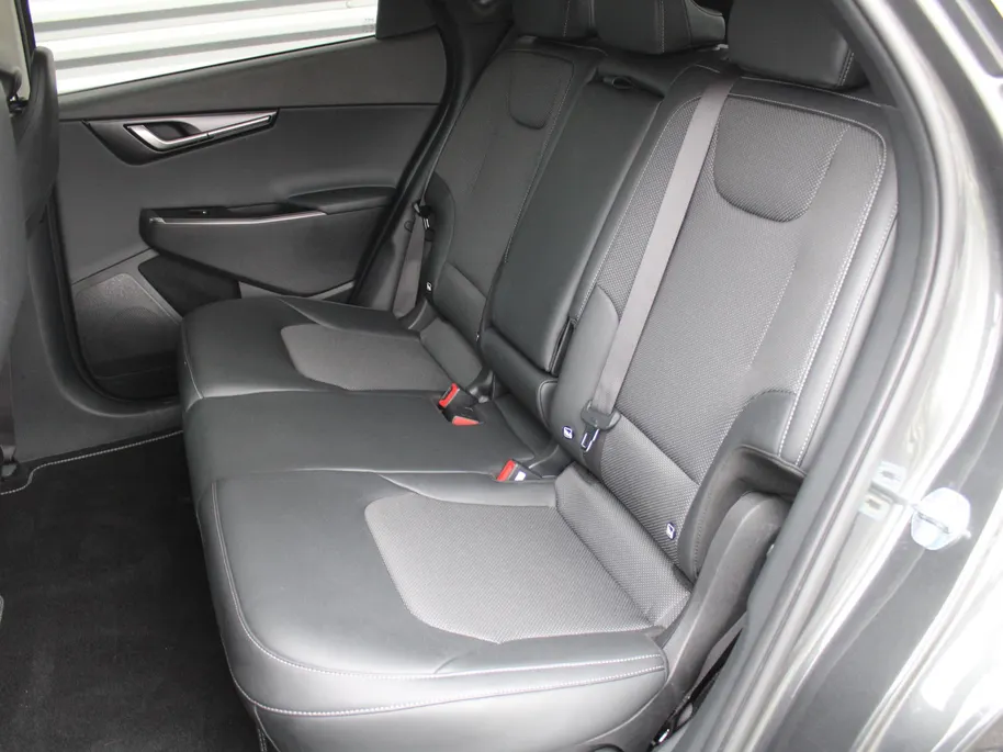 Kia EV6 Light Edition 63 kWh | Stuur-/stoelverwarming | Camera | 19' LM | LED | Adap. Cruise | Clima | Draadloze telefoonlader | 17% bijtelling |