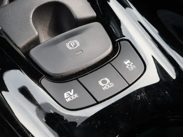 Toyota C-HR 2.0 Hybrid First Edition Trekhaak | Blindspot | Stuur en stoelverwarming