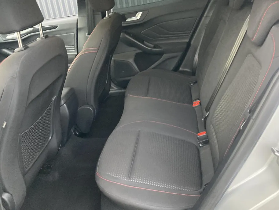 Ford Focus 1.0 EcoBoost Hybrid 125 pk ST Line Wagon SYNC4  Groot Navigatie touchscreen -Winter Pack-Parkeersensoren voor en achter
