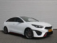 Kia ProCeed 1.6 T-GDI GT | 204PK! | Stuur-/stoelverwarming | Schuifdak | Camera | Stoelgeheugen | LED | Dodehoek detectie | Zeer nette auto | 1e eigenaar |
