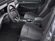 Volkswagen Golf 1.5eTSI/150PK R-Line · Navigatie · Trekhaak · Apple/Android Car Play · Dodehoeksensoren · Stoelverwarming ·  Garantie t/m 08-01-2031 of 100000km.