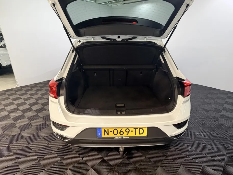 Volkswagen T-Roc 110PK TSI Style | Trekhaak 1300KG Trekgewicht | Navigatie | Cruise Control Adaptief | Climate Control | Camera | Parkeersensoren | Lichtmetalen Velgen | Armsteun |