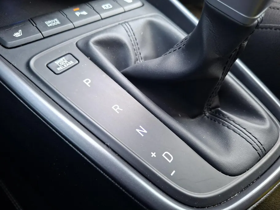 Hyundai i20 1.0 T-GDI Premium | Adaptive Cruisecontrol | Climate Control | Dodehoekdetectie | Stoel&Stuurwielverwarming | Camera | Parkeersensoren | Apple Carplay&Android Auto | BOSE Audio | 16' Lichtmetaal |