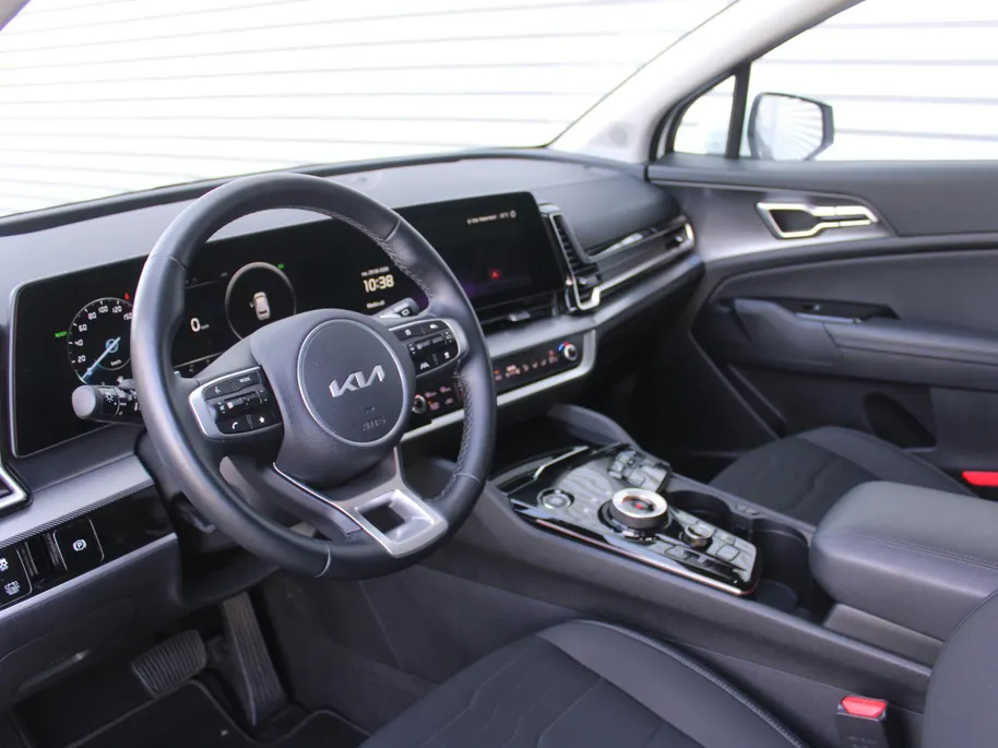 Kia Sportage 1.6 T-GDi Hybrid DynamicPlusLine | Stuur-/stoelverwarming | Elek. stoelverstelling + achterklep | Schuifdak | 18' LM | Matrix LED | Cruise adapt. | Camera |